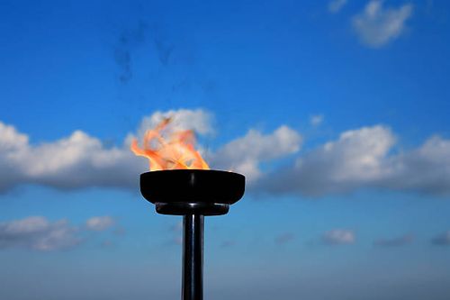 glory burning torch - flaming torch stock pictures, royalty-free photos & images