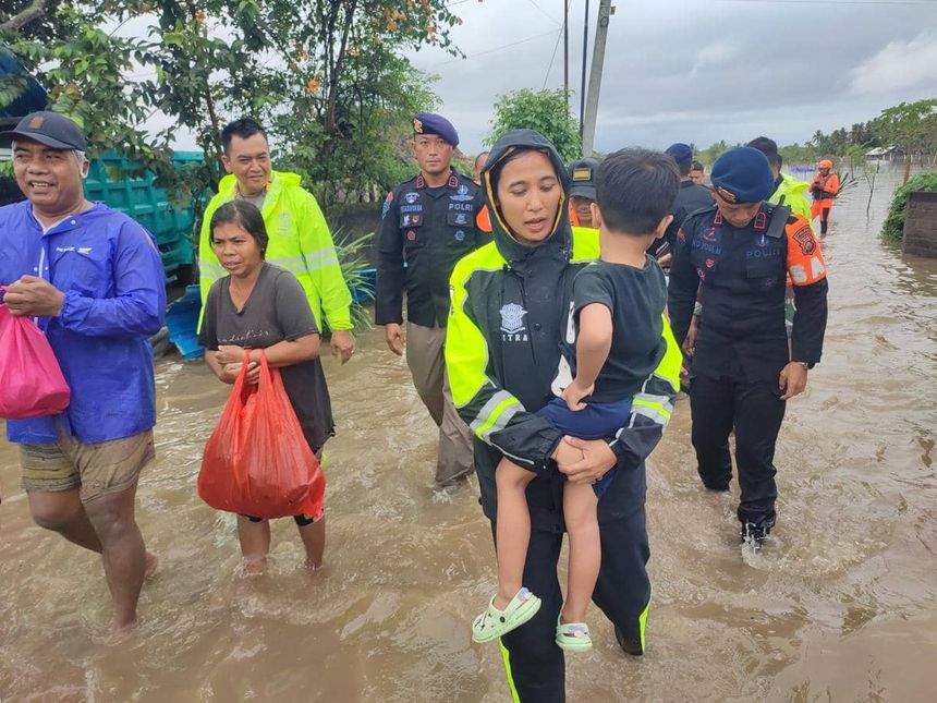 Proses evakuasi korban peristiwa banjir di Kabupaten Jembrana pada Rabu (10/9/2025).