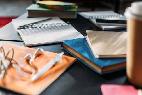 用于黑桌上学习的图片