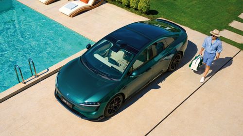 用户在智界 新S7 旁语音控制车辆，展示了车外麦克风语音控车技术