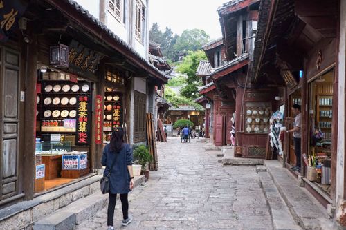 Lantern-lit streets and nightlife in Lijiang