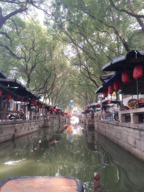 Boat ride along Tongli canals