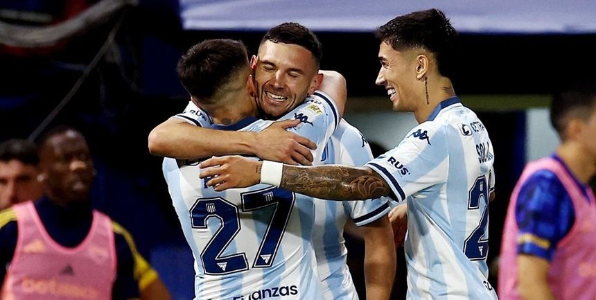 Maravilla festejando un gol