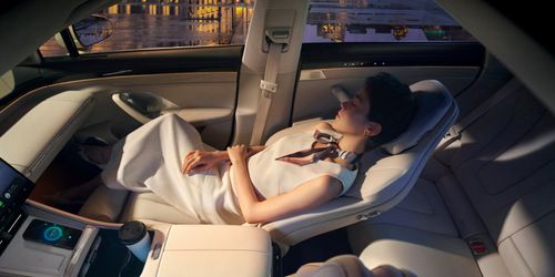 用户在智界 新S7 内零重力座椅上休息，展示了座椅的舒适性