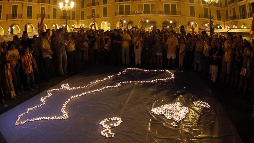 Protesta a favor de la llengua a la plaça Major de Palma.