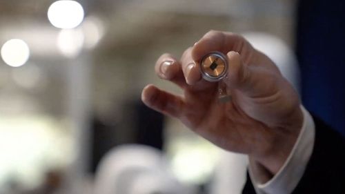 This video grab made from the online Neuralink livestream shows the Neuralink disk implant held by Elon Musk during the presentation on August 28, 2020. - Futurist entrepreneur Elon Musk late August 28 demonstrated progress made by his Neuralink startup in meshing brains with computers, saying the work is vital to the future of humanity. (Photo by - / Neuralink / AFP)  - Sputnik India, 1920, 22.03.2024