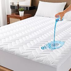 Queen Size Waterproof Mattress Protector Quilted, Breathable Ultra-Soft Filling Mattress Pad, Fitted Deep Pocket Mattress Cover Fits 6''-25'' Mattress White