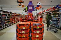 Halloween candy sales are off to a slow start amid high chocolate prices and affordability concerns - AP News