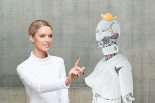 金发碧眼的女人想用头上的普通话触摸机器人