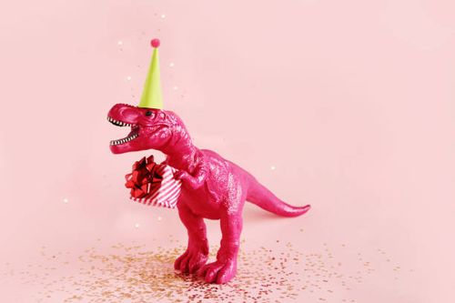 toy dinosaur with birthday gift - dinosaur images for kids photos et images de collection