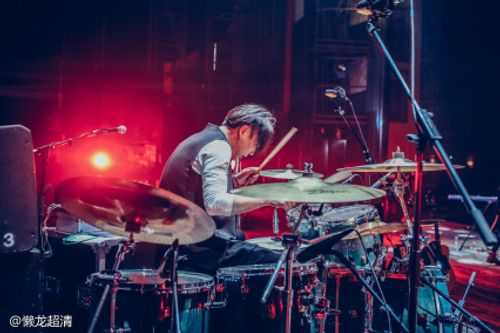 旅行团乐队演唱会照