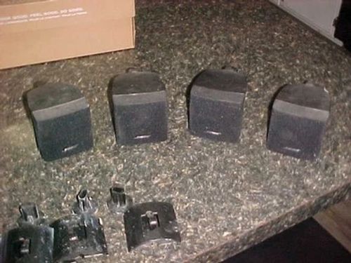 Bose cube  Satellite Speakers  lot of 4  with mounts - Image 1 of 3