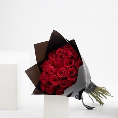 25 kuntum mawar merah | Pembungkusan hitam