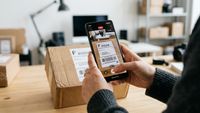 Vendedor envia celular de R$ 5.800 por marketplace e recebe caixa com pedras após devolução aprovada sem conferência