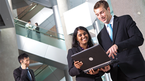 穿西装的国际学生看着笔记型电脑