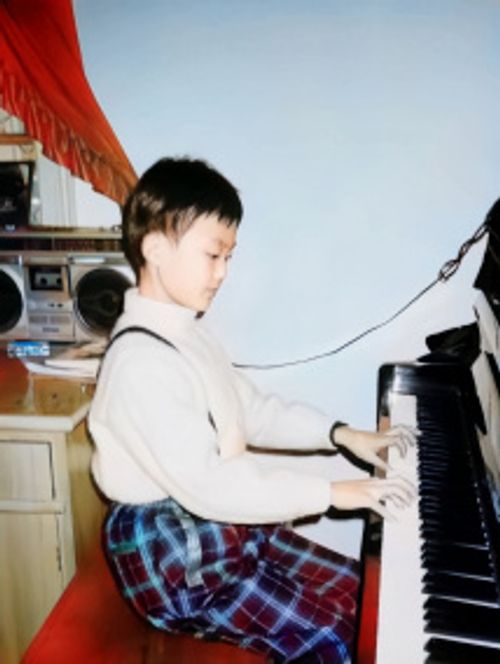 许嵩童年照彩色修复版