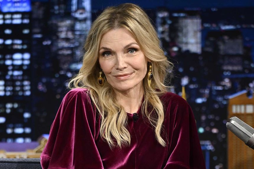 Michelle Pfeiffer mostra às mulheres 60+ como ser ousada nas cores das unhas