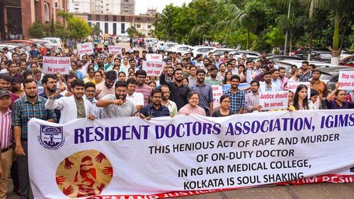 Patna: Doctors at Indira Gandhi Institute of Medical Science (IGIMS) protest against the alleged rape and murder of a trainee doctor at a hospital in Kolkata, in Patna, Wednesday, Aug. 14, 2024. (PTI Photo) (PTI08_14_2024_000112B)