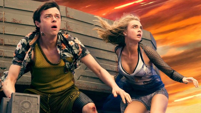 Valerian e Laureline em cena de ação no filme Valerian e a Cidade dos Mil Planetas