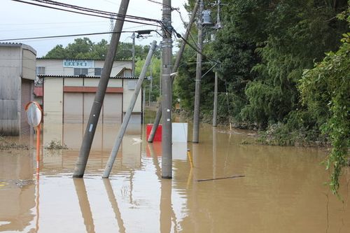 冠水した生活道路と自販機