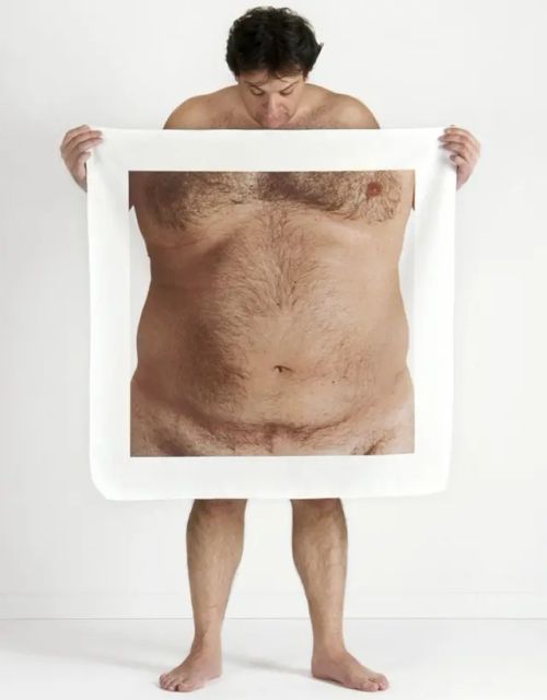 伊希克（Meltem Isik）的人物肖像作品中的被摄对象用画布显示出自我认知。