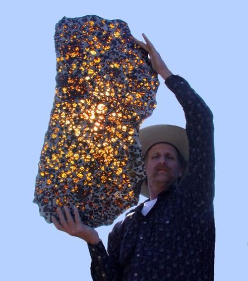 A man holds a 3-foot slab of the Fukang Pallasite. Pallasites are meteorites made up of large olivines in an iron-nickel matrix Cool Rocks, Pretty Rocks, Minerals And Gemstones, Rocks And Minerals, Blue Gemstones, Iron Meteorite, Rocks And Gems, Science And Nature, Spirit Science