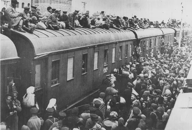 Refugiados ucranianos en el techo de un tren durante la hambruna de 1932-1933.