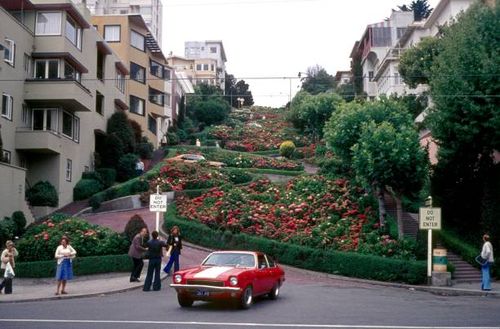 Lombard Street in San Francisco, 1975 San Francisco, California, USA, 1975. Lombard Street, San Francisco. The most famous street in San Francisco. Also popular with tourists. lombard-street-san-francisco stock pictures, royalty-free photos & images