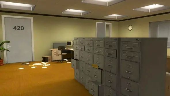 Capture d'écran de The Stanley Parable: Ultra Deluxe. Bureau avec classeurs, porte 420, ordinateur.