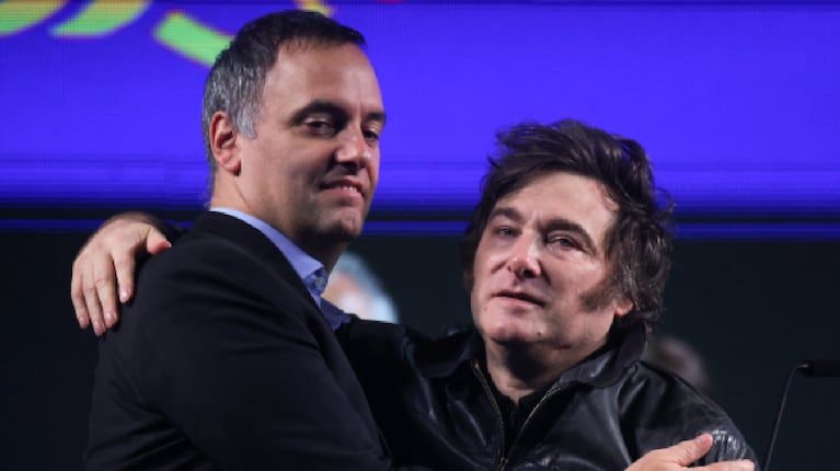 Manuel Adorni y Javier Milei. (Foto: Reuters / Tomas Cuesta).