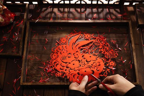 兔年春节剪纸贴窗花图片下载