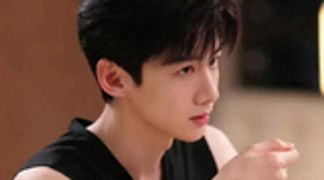 白敬亭服务区被偶遇，穿的非常帅气，简约穿搭尽显星范