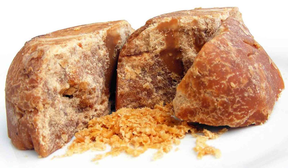 Regular intake of jaggery with stale mouth, lukewarm water, helps in making the body perfect along with blood pressure.