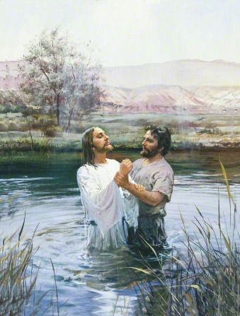 施洗约翰握着耶稣基督的手腕，他刚刚将耶稣基督浸入他们周围的约旦河水中。