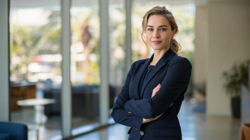 Photo confident businesswoman at the office