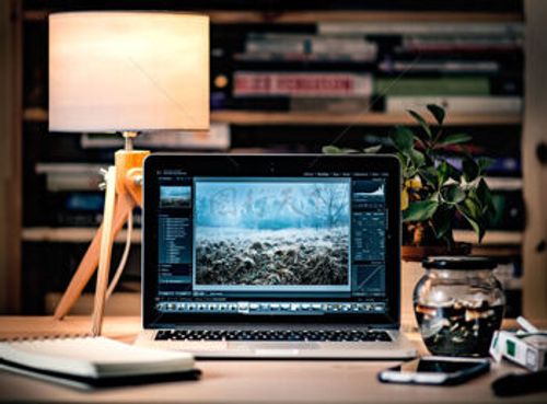 温馨静谧暖光小台灯和笔记本电脑