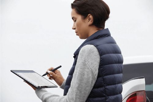 一个人正在使用平板电脑和触笔