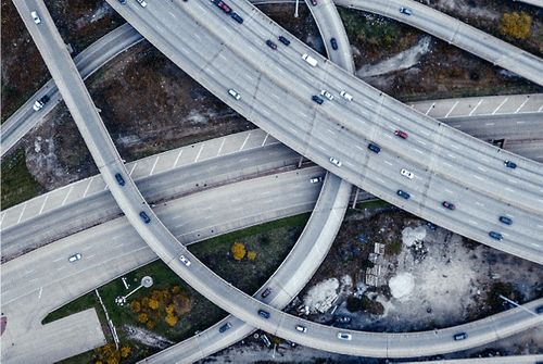 四通八达的高速公路上驾驶的汽车的鸟瞰图