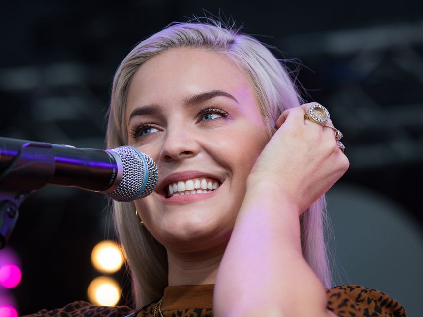 Anne-Marie revela el insólito origen del nombre de su segundo hijo con Slowthai