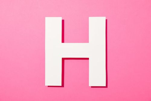 Photo lettre h blanche sur fond rose