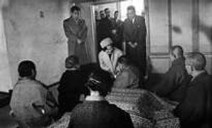 〈皇室と地方公務〉平成の皇室の象徴「ひざまずき」のスタイルはいかにして生まれたのか？