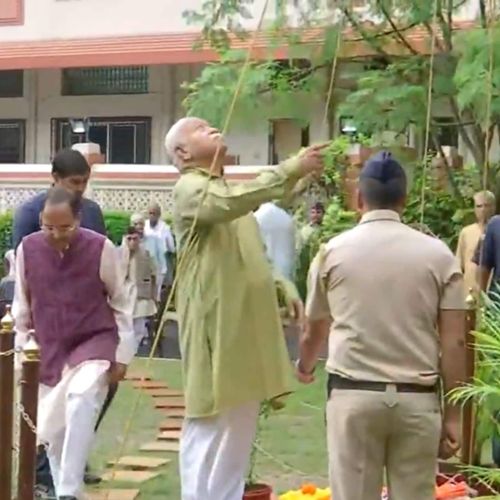 Mohan Bhagwat hoists the National Flag at RSS headquarters in Nagpur. (Image: ANI screengrab)