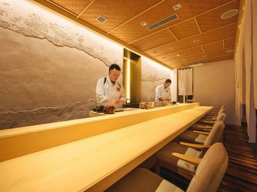 在吧台和包间里享受的，世界唯一的牛肉寿司