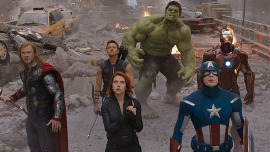 Cena da batalha de Nova York em Os Vingadores 2012 com Homem de Ferro voando entre arranha-céus