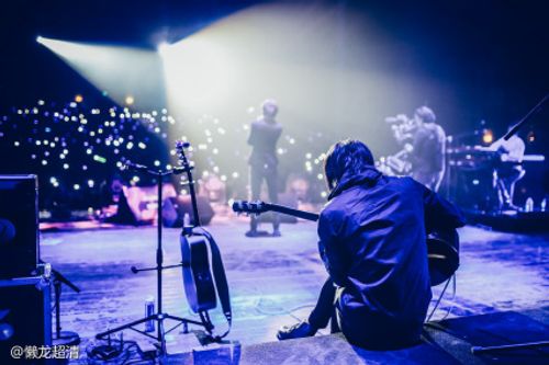 旅行团乐队演唱会照