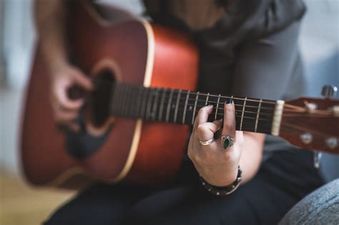 Aprende guitarra desde cero con un curso online