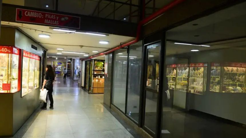 Locales vacíos en galerías de Córdoba