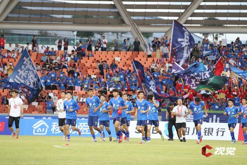 乐山队球员们正进行赛前热身。（C视觉签约摄影师 胡威 摄 ）