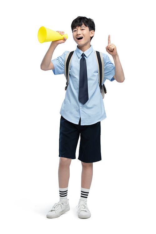快乐的学生用喇叭传递好消息图片下载