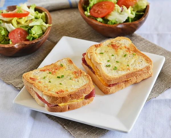 Croque-monsieur with green salad — Stock Photo, Image